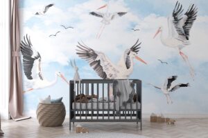 Wolkenvlucht - Babykamer behang met ooievaars