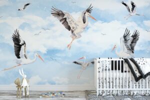 Wolkenvlucht - Babykamer behang met ooievaars