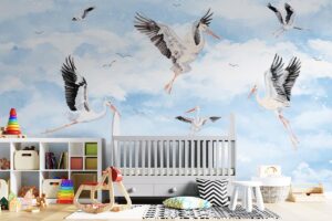 Wolkenvlucht - Babykamer behang met ooievaars