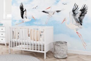 Wolkenvlucht - Babykamer behang met ooievaars