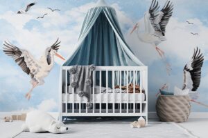 Wolkenvlucht - Babykamer behang met ooievaars